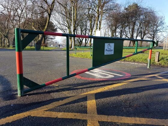 Hinge less manual swing gate