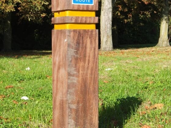 Pointed Top with Twin Rebate, with Sign