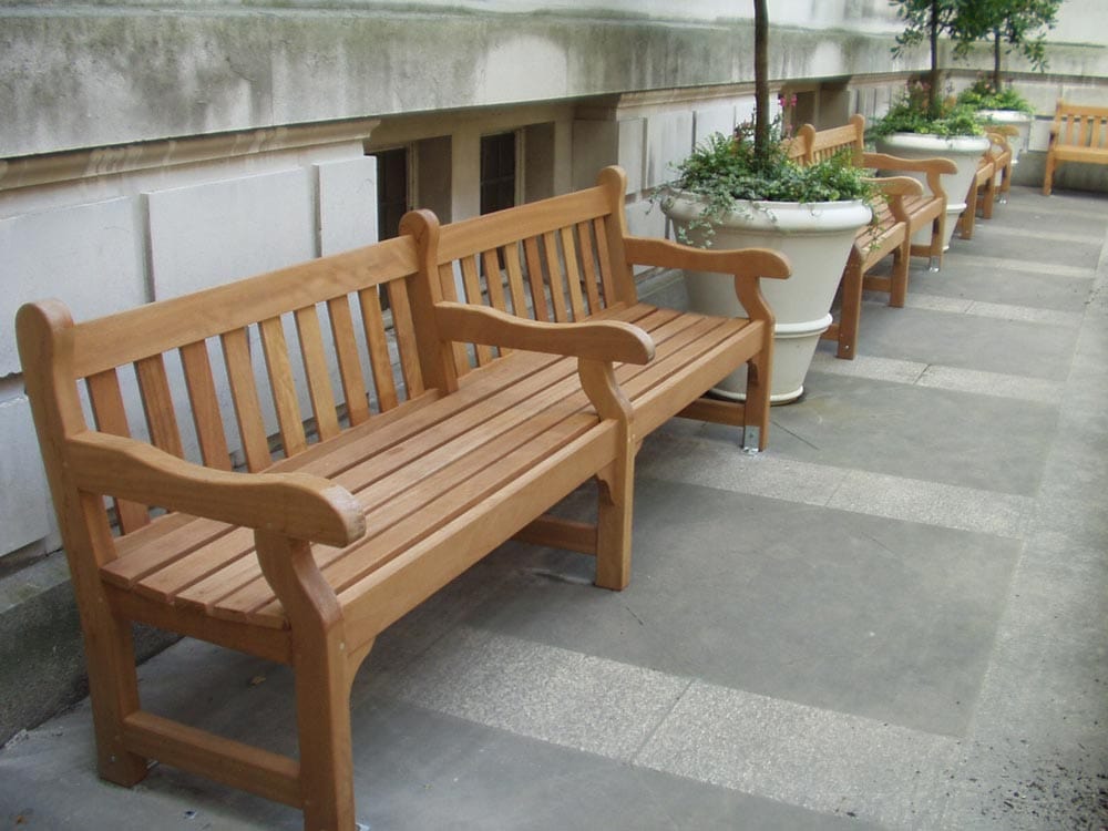 Bench seat with arms clearance